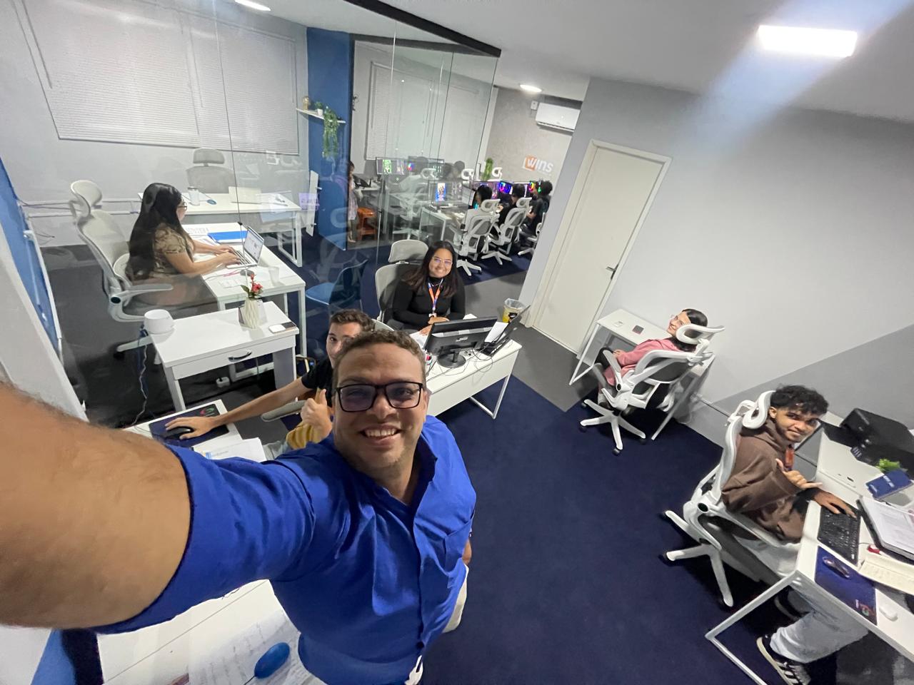 Equipe da Wins em seu escritório